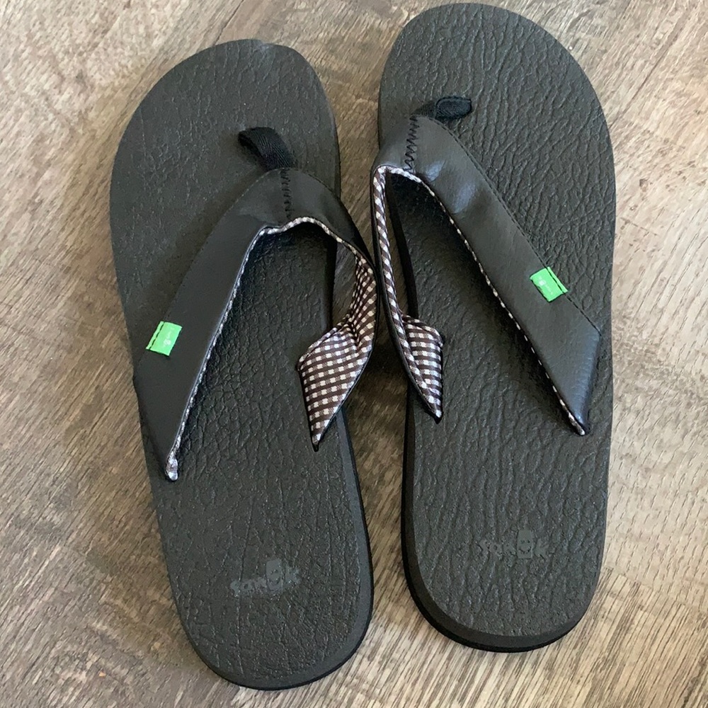 Never worn Sanuk sandals